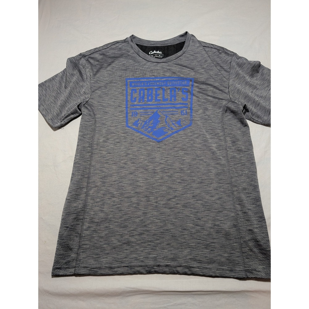 Cabelas Mens Performance T-Shirt Gray Blue Graphic Logo S BPSS21-5747